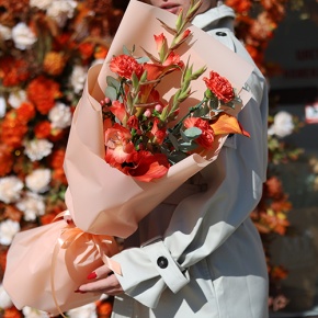 Букет "На закате дня" из гладиолусов, калл, гиперикума и диантусов в Чехове