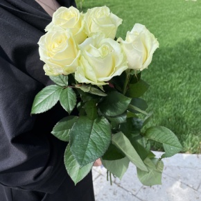 Букет из 5 белых роз (70 см) в Чехове