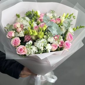 Букет "Особый случай " из ароматных маттиол, фрезий и кустовых роз в Чехове