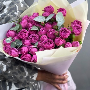 Букет "Малиновый бисквит" из кустовых и пионовидных роз и эвкалипта в Чехове