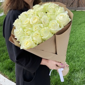 Букет из 25 белых роз в крафте (70 см) в Чехове