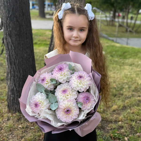 Букет из 7 сезонных георгин с эвкалиптом в Чехове