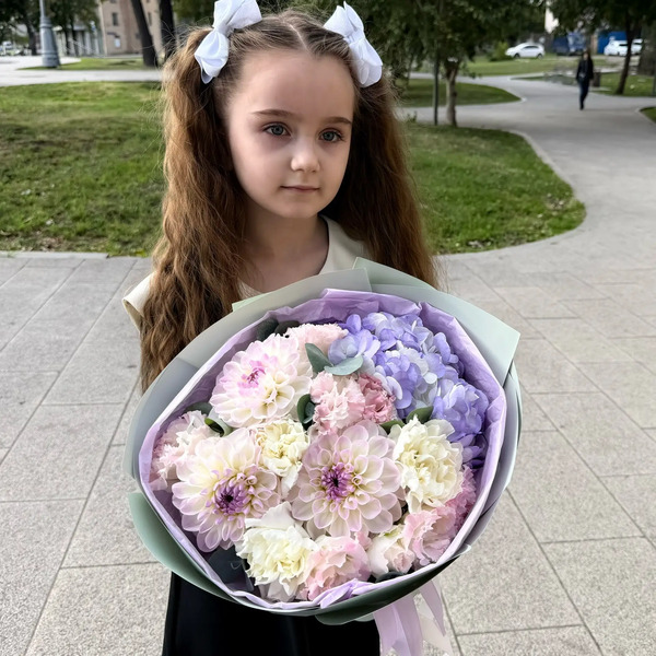 Букет на 1 сентября из сиреневой гортензии и георгин в Чехове