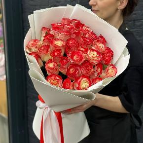 Букет " Клубничный коктейль" из 35 бело-красных роз в Чехове