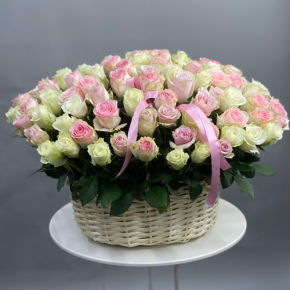 Композиция в корзине из 101 кенийской розы пастельный микс (40 см) в Чехове