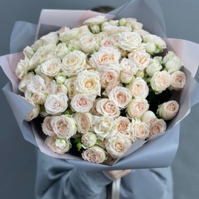 Букет "Кремовый микс" из 25 кустовых роз (50 см) в Чехове