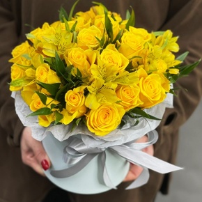 Композиция в шляпной коробке "Розиль" из альстромерий и роз в Чехове