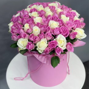 Композиция в шляпной коробке из 151 розы кения микс в Чехове