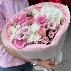 Букет "Розовые облака" из хризантемы, кустовых роз, диантусов, гортензии и эустом в Чехове