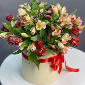 Композиция в шляпной коробке из 21 альстромерии в Чехове