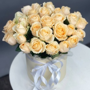 Композиция в шляпной коробке из 35 кремовых кенийских роз в Чехове