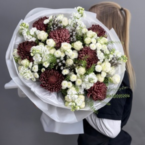 Букет "Шоколадный френч" из кустовых роз, хризантем Бигоуди, брунии, ароматных маттиол и сантини в Чехове