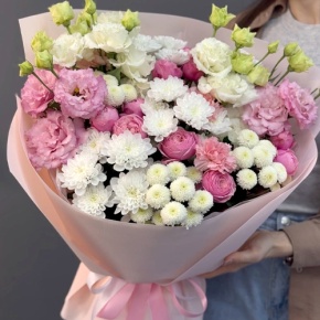 Букет "Задыхаюсь от нежности" из хризантемы, кустовых пионовидных роз, диантусов и эустом в Чехове
