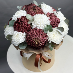 Композиция в шляпной коробке из 19 хризантем  в Чехове