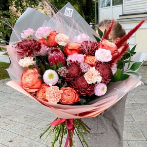 Букет "Каркаде" из хризантем Бигоуди и Момоко, роз Эквадор Кахала, озатамнуса,  эустом, протеи, и диантусов в Чехове
