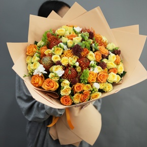 Букет "Осенние грёзы" из лейко, роз, фрезий, скиммии, молюцеллы и лейко в Чехове