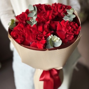 Букет "Красная пантера" из 7 роз Эквадор и эвкалипта в Чехове