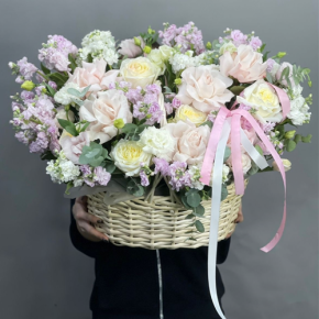 Композиция в корзине из роз Эквадор и ароматных маттиол в Чехове