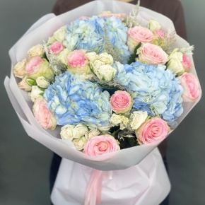 Букет "Легкий ветерок" из роз, конифера и гортензий в Чехове