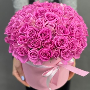 Композиция в шляпной коробке из 71 кенийской розы в Чехове