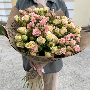 Букет из 19 кустовых роз в крафте (60 см) в Чехове