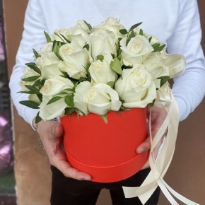 Композиция в шляпной коробке из 25 белых роз в Чехове