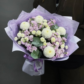 Букет "Ванила" из хризантем сантини, Момоко, эвкалипта и ароматных маттиол в Чехове