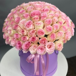 Композиция в шляпной коробке из 151 розы кения в Чехове