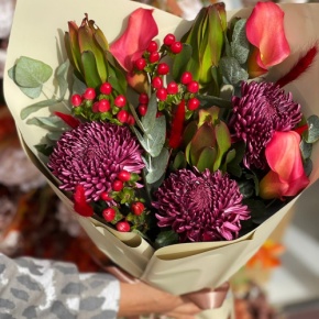 Букет "Элиза" из хризантем Бигоуди, гиперикума, сафари и калл в Чехове