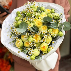 Букет "Иветта" из лимонных пионовидных кустовых роз и ромашек в Чехове