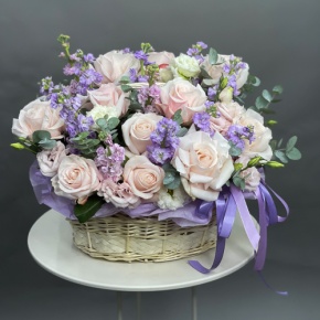 Композиция в корзине из французских роз и ароматных маттиол в Чехове