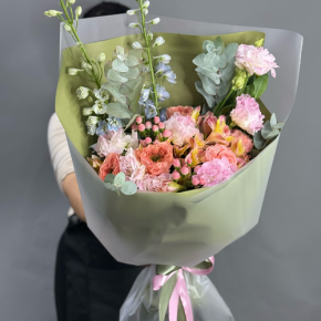 Букет "Таинственное очарование" из мазровых роз Риджентс парк, гиперикума, альстромерий, эустом и дельфиниума в Чехове