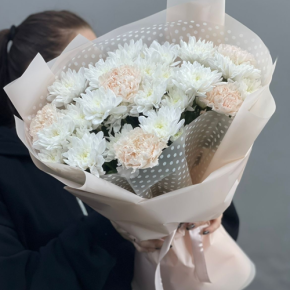 Букет из хризантем и диантусов пудра в Чехове