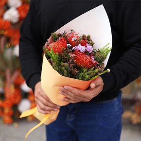 Букет "Капс" из лейко и экзотики в Чехове