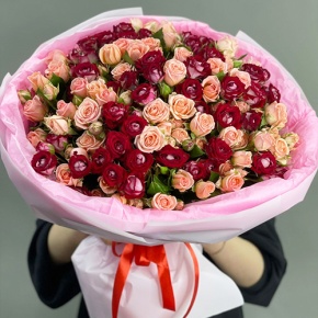 Букет "Рубиновый гранит" из 35 кустовых роз микс (50 см) в Чехове
