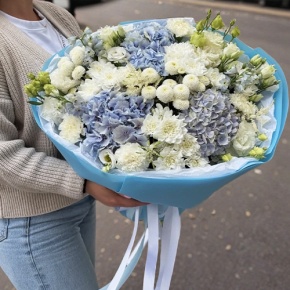 Букет "Голубые облака" из хризантемы, диантусов, Голландской гортензии, дельфиниума и эустомы в Чехове