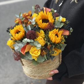 Композиция в сумке "Тональность" из подсолнухов, калл, ягод вибирнума, лимонных роз, скиммии и орхидеи в Чехове