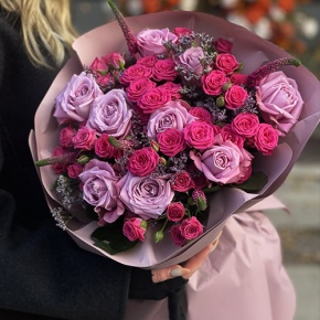 Букет "Малиновый вечер" из кустовых малиновых роз, вероники, лимониума и роз Меритим в Чехове