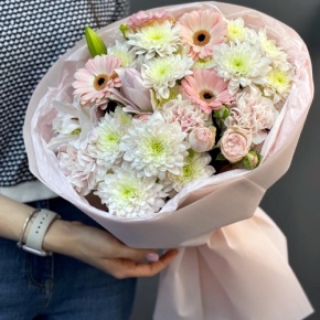 Букет "Дружба" из хризантемы, пионовидной лилии, гербер, диантусов и кустовых роз в Чехове