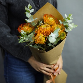 Букет "Гости из будущего" из 5 лейко и эвкалипта в Чехове