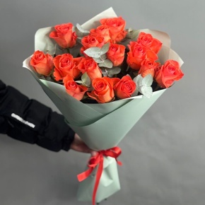 Букет из 15 морковных роз с эвкалиптом (50 см) в Чехове