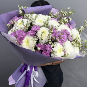 Букет "Лола" из хризантем Магнум, хамелациума и кустовых хризантем в Чехове