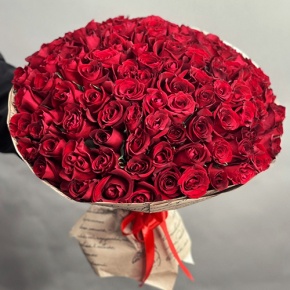 Букет 101 красная роза Кения в крафте (50 см) в Чехове