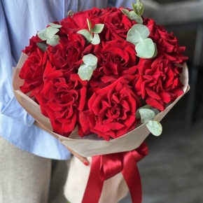 Букет "Красная пантера" из 13 роз Эквадор и эвкалипта в Чехове