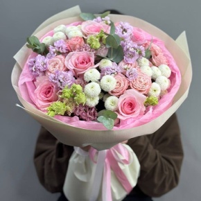 Букет "Влюбленный" из хризантем Ньютон, ароматных маттиол, эустом и пионовидных роз в Чехове