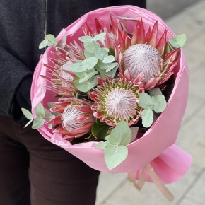 Букет из 5 протей и эвкалипта в Чехове