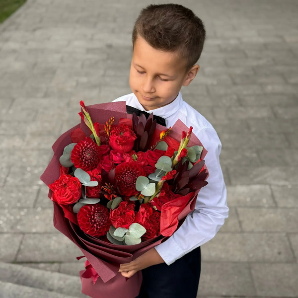 Букет с георгинами, розами и леукадендроном в Чехове