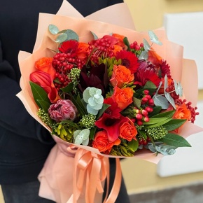 Букет "Красный закат" из калл, роз, калины, скиммии, гиперикума, сафари, гербер и капса в Чехове