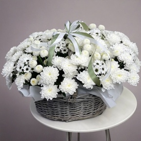 Композиция в корзине "Снежная лавина" из хризантем в Чехове
