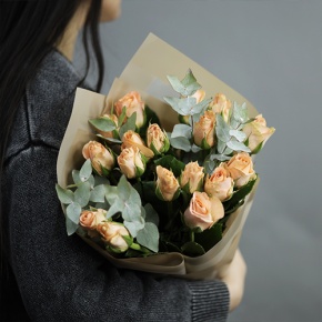 Букет "Абрикос" из 17 роз кения с эвкалиптом (40 см) в Чехове